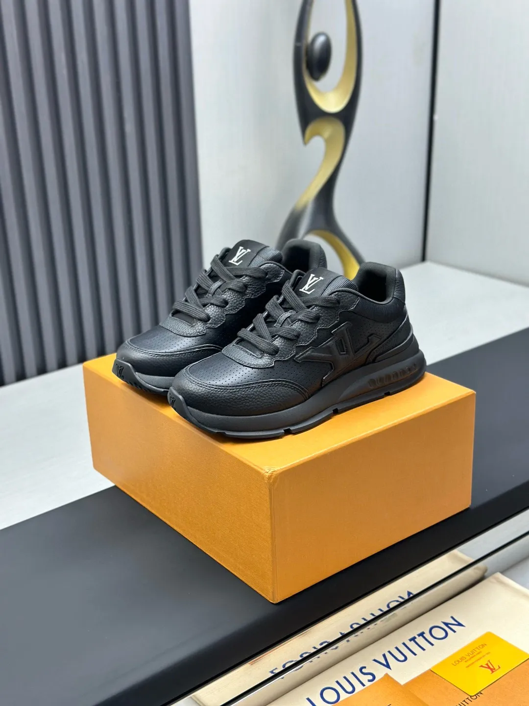 Factory price: 640💰Top version LV-Louis Vuitton-classic catwalk new style original 1:1 developed replica! ! The upper foot is very comfortable. It is made of luxurious materials and fine workmanship. The midsole is printed with English letters "Made in Europe". The upper is made of calfskin imported from Italy. The side is decorated with the brand's LOGO and signature. The latest latex foot pads and mesh lining make the foot feel super comfortable. The original two-color TPU combination outsole is specially provided by the original factory. Bag technology Goodyear stitched edges Fabric: Exclusive custom first-layer cowhide Accessories: Exclusive private model Vuitton logo, lining: Customized silk mesh lining - first-layer silk cowhide lining Outsole: TPU combination outsole wear-resistant, non-slip and anti-yellowing Foot pads: new latex pads-mesh sweat-absorbent Counter technology: fully computerized sewing machine wire drawing Toe box back cover Hot and cold shaping Full set of pull-top last with medium and low logo pattern Counter packaging - Shoelaces, certificates, cards, instructions, certificates, dust bags, the most complete packaging on the Internet, men's size: 38-46 (38/46 customized, non-refundable!)